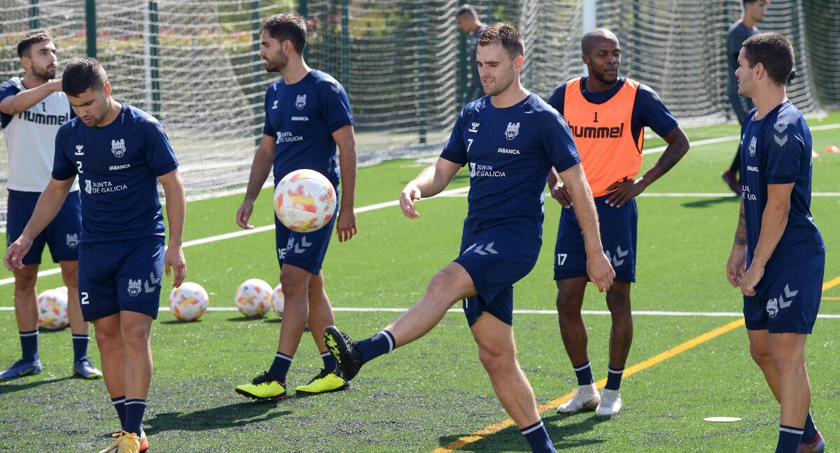 Primer entrenamiento del Pontevedra de Yago Iglesias