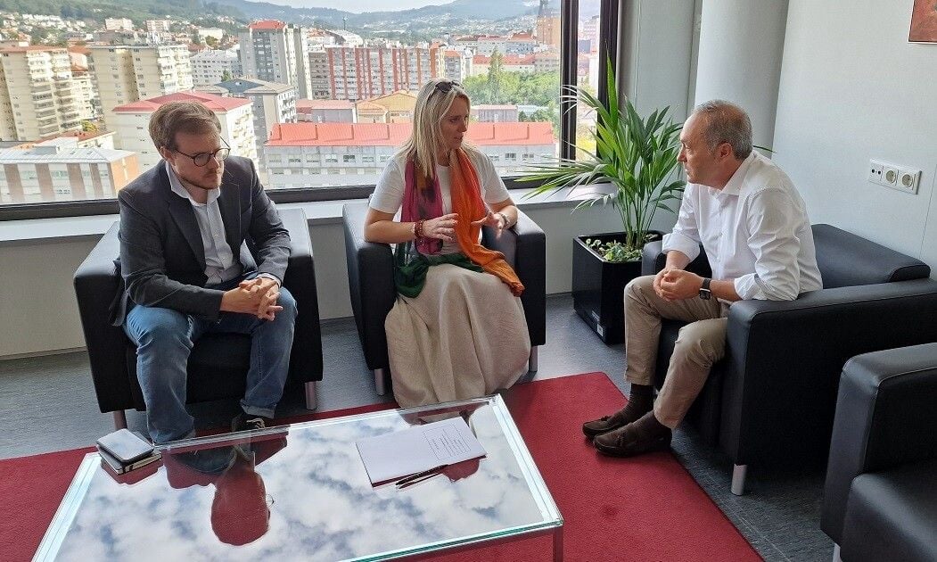 Agustín Reguera con el vicepresidente y presidenta de AJE