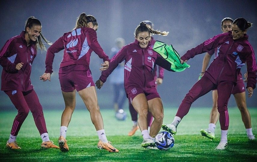 Tere Abelleira (centro) durante un entrenamiento de la Selección Española en Nueva Zelanda para la preparación del mundial