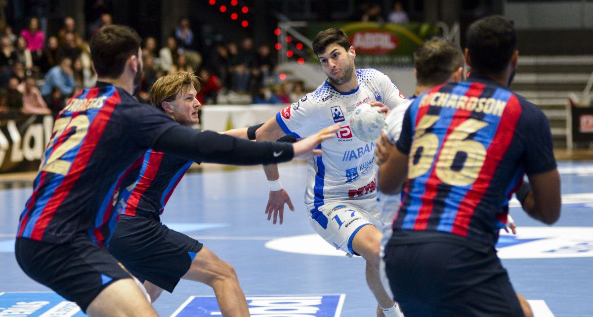 Carlos Pombo en un partido de Liga Asobal entre Cisne y FC Barcelona