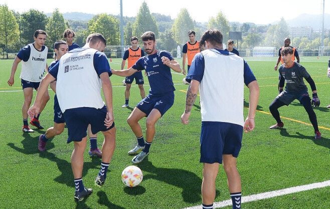 Javier Hermelo (centro) en un entrenamiento del Pontevedra en A Xunqueira