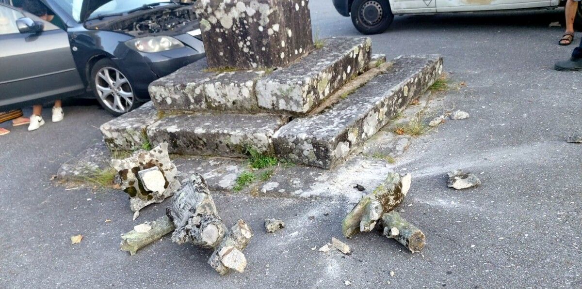 Piezas derribadas del crucero de Santa María de Xeve