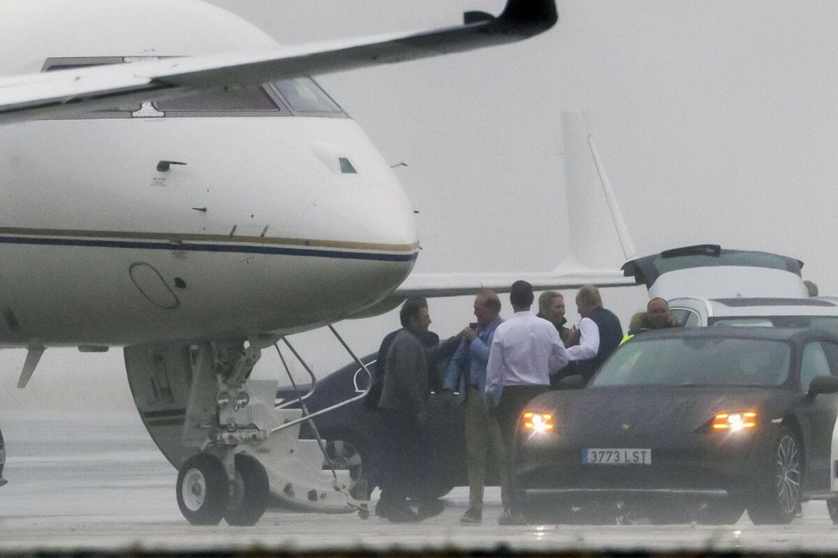 Juan Carlos I, en la pista del aeropuerto de Peinador