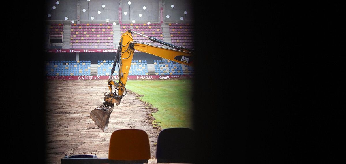 Obras de renovación del césped en el estadio de Pasarón