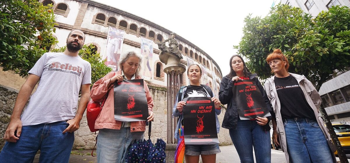 Integrantes de Touradas fóra de Pontevedra presentan la movilización antitaurina de 2023