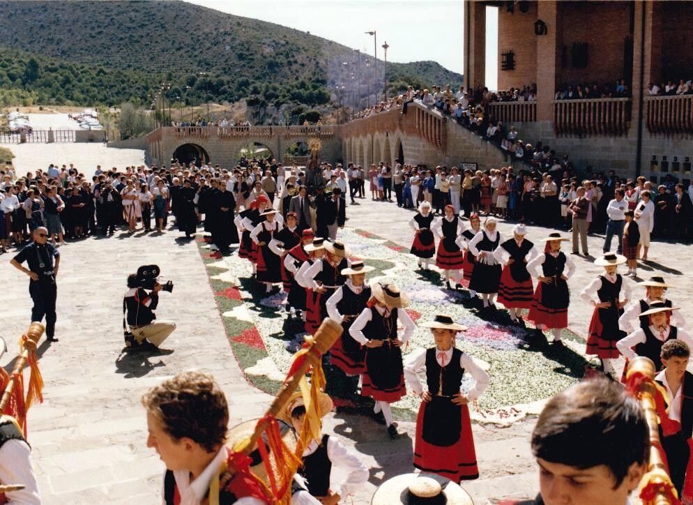 Romería con la presencia de la imagen de la Virgen Peregrina en el santuario de Torreciudad en 1984