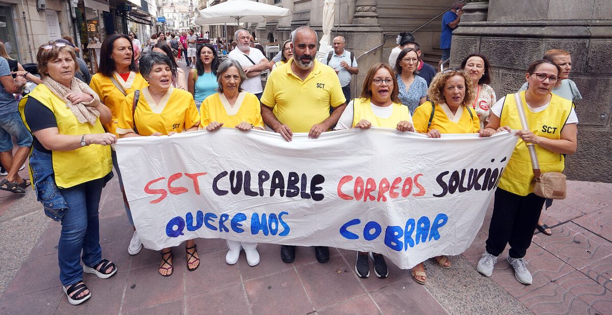 Protesta dos traballadores da limpeza de Correos polos retrasos no pago das nóminas da concesionaria