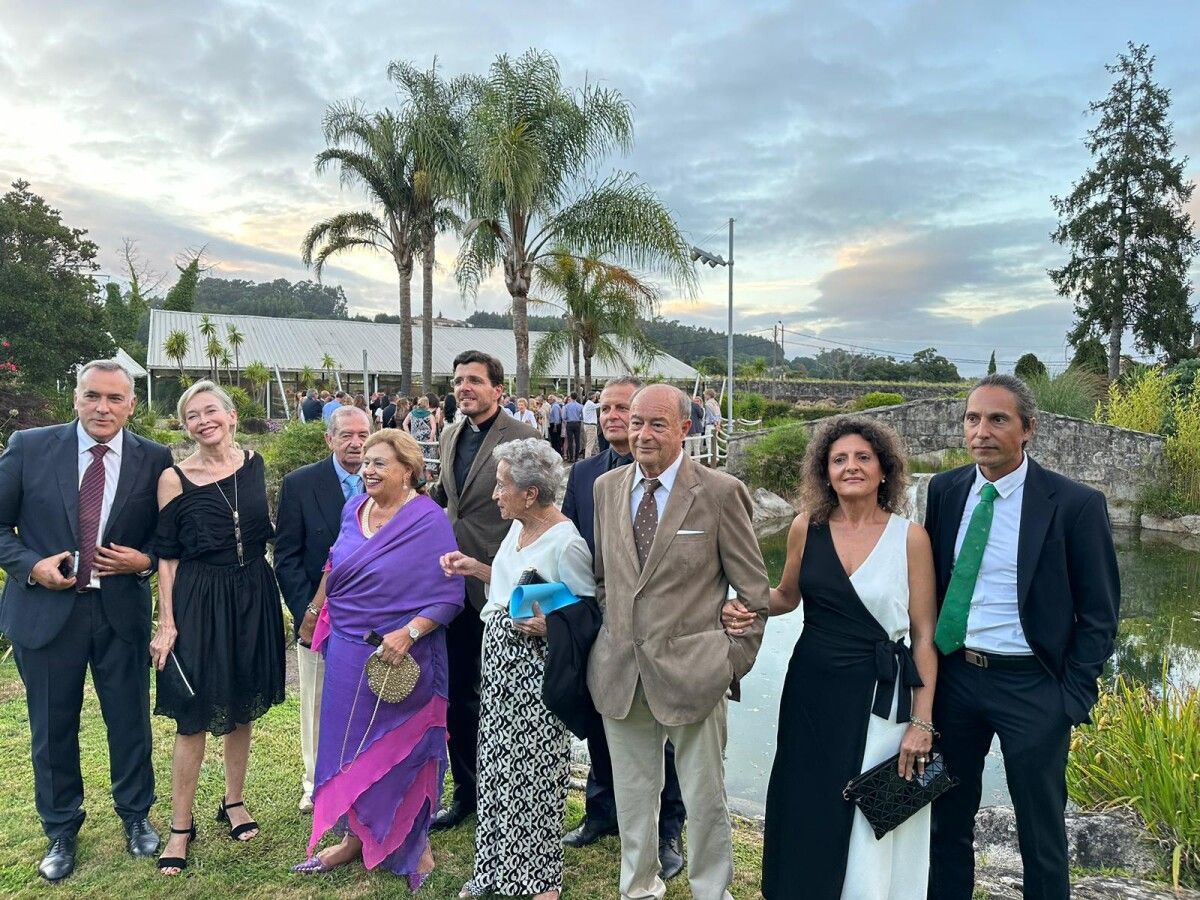 Foto de familia de los premiados por los Amigos de Pontevedra en este 2023