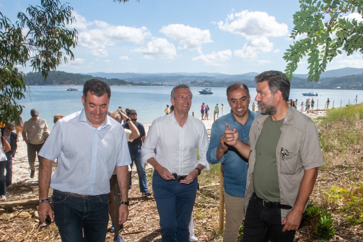 Visita de Alfonso Rueda a la isla de Tambo