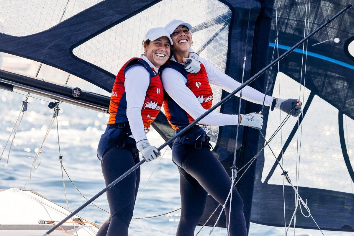 Támara Echegoyen y Paula Barceló, durante unha regata