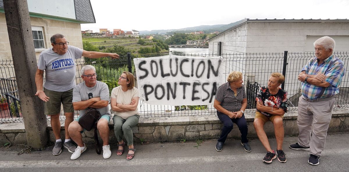 Vecinos y vecinas que residen próximos a la nave de Pontesa colocaron pancartas de protesta