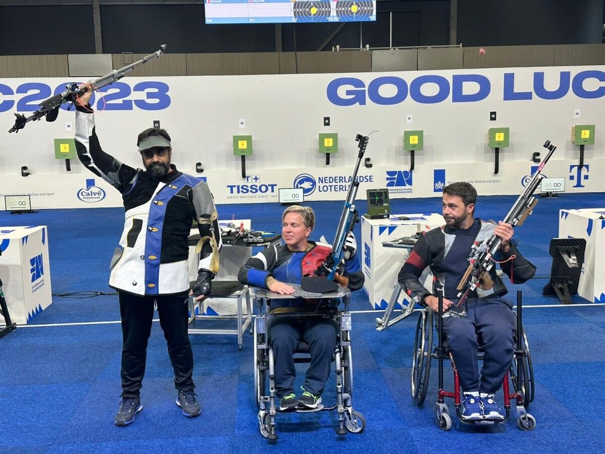 Juan Antonio Saavedra (izquierda), subcampeón de Europa de tiro paralimpico