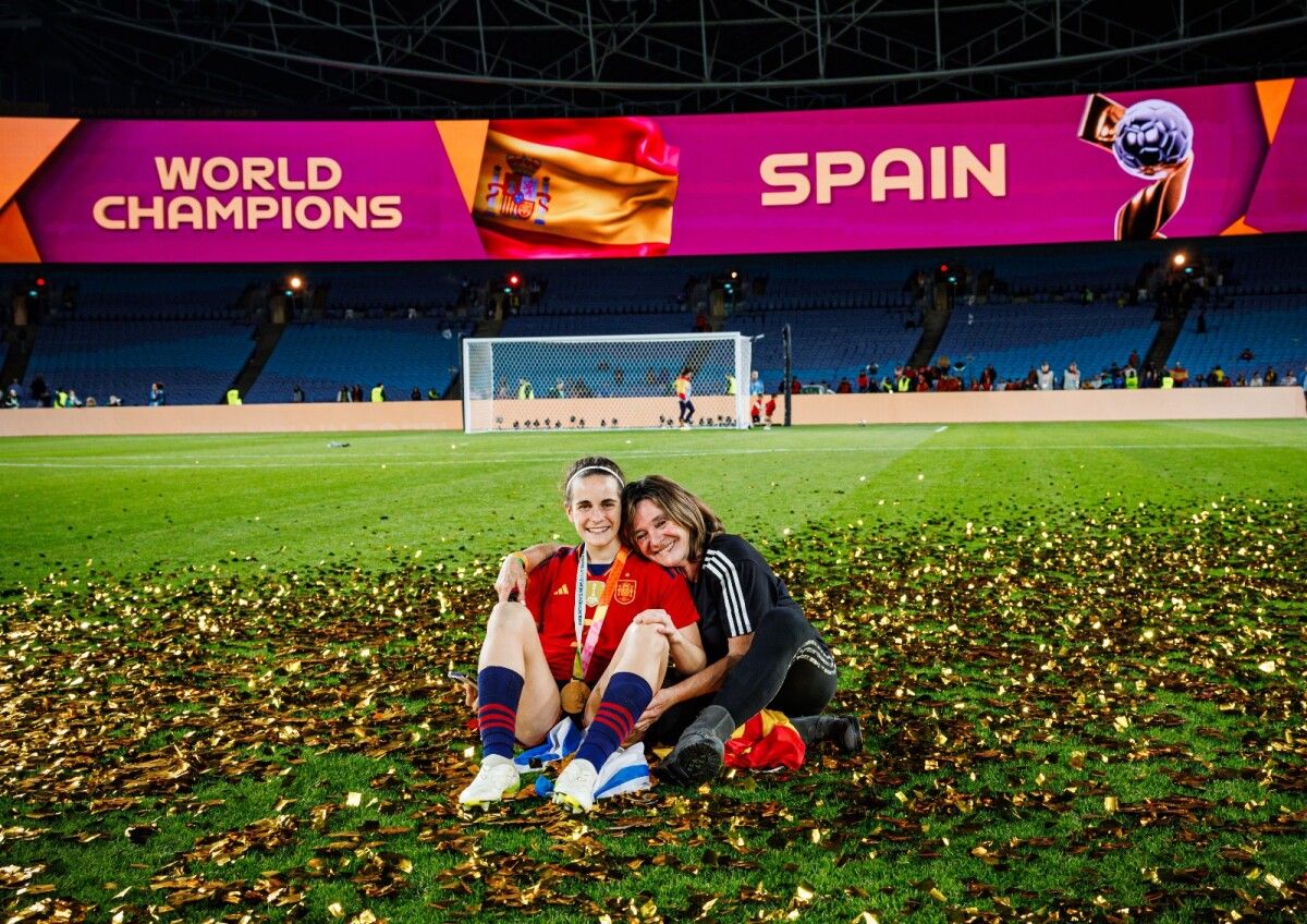 Tere Abelleira festeja con su madre el triunfo en la final del Mundial