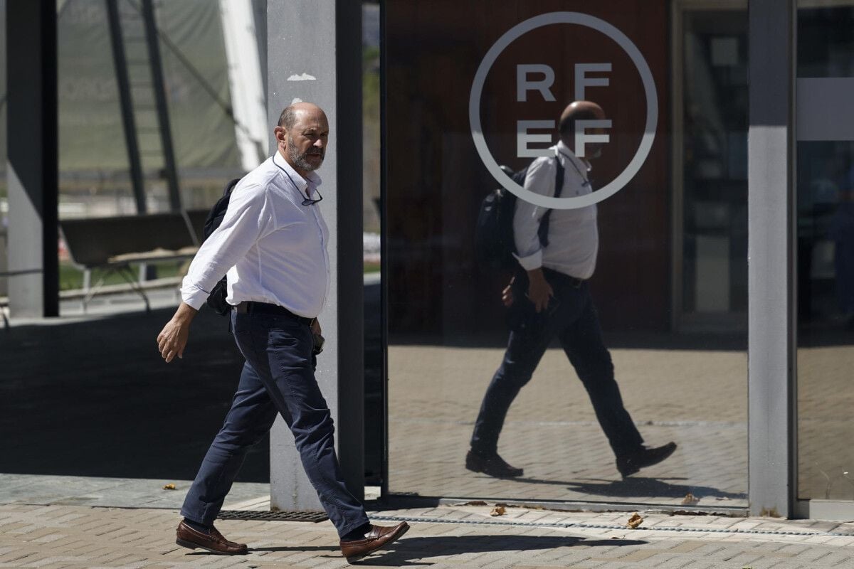 Rafael Louzán, entrando en la sede de la RFEF para acudir a la Comisión de Presidentes de Federaciones de Ámbito Autonómico y Territoriales 