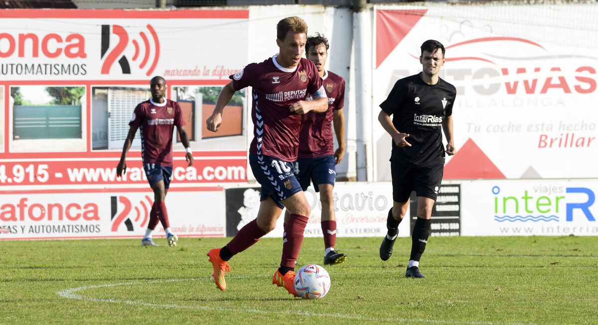 Yelko Pino, en el amistoso de pretemporada entre Villalonga y Pontevedra (1-4)