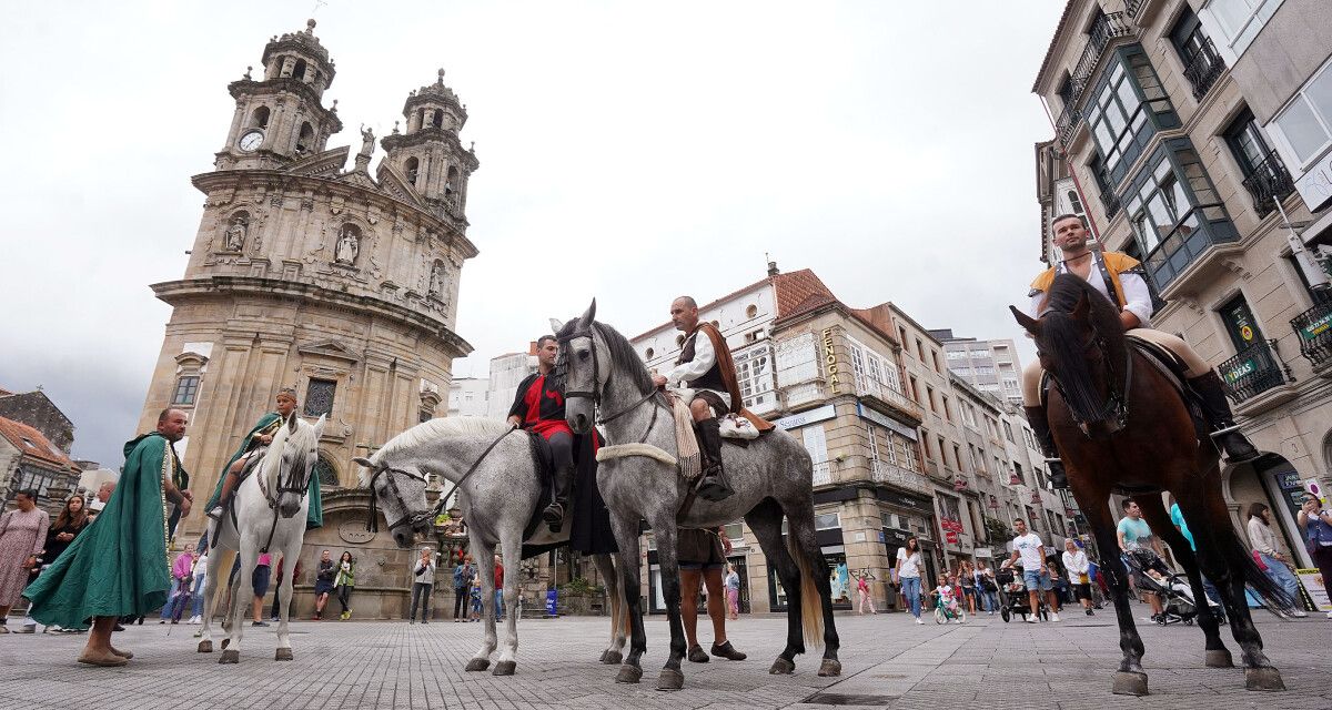 Pregoneros a caballo anuncian la Feira Franca 2023