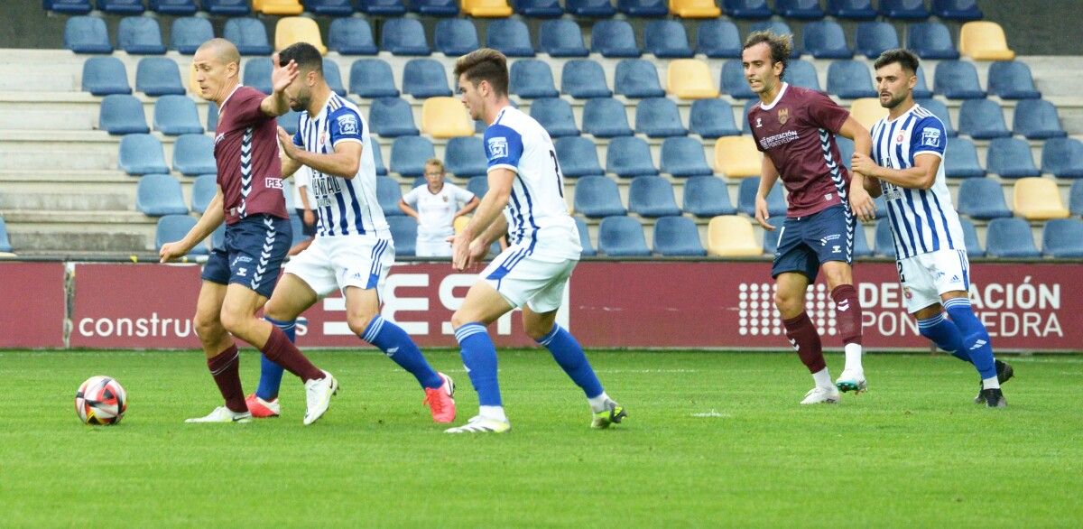 Partido de liga entre Pontevedra CF y Gimnástica de Torrelavega en Pasarón