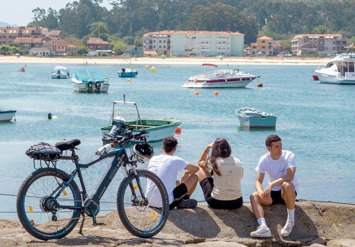 Parada para descansar durante una ruta en bicicleta eléctrica