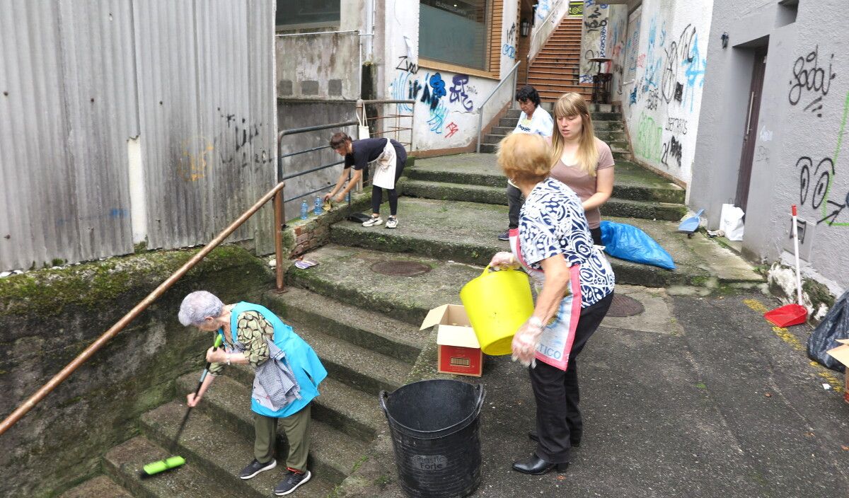 Limpieza vecinal de las escaleras en el barrio de Altamira