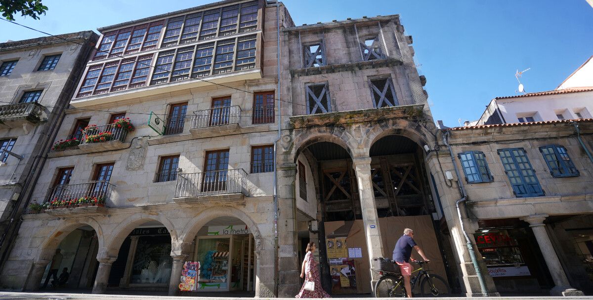 Edificio que ardió en A Ferrería y, a la izquierda, inmueble colindante que denuncia 