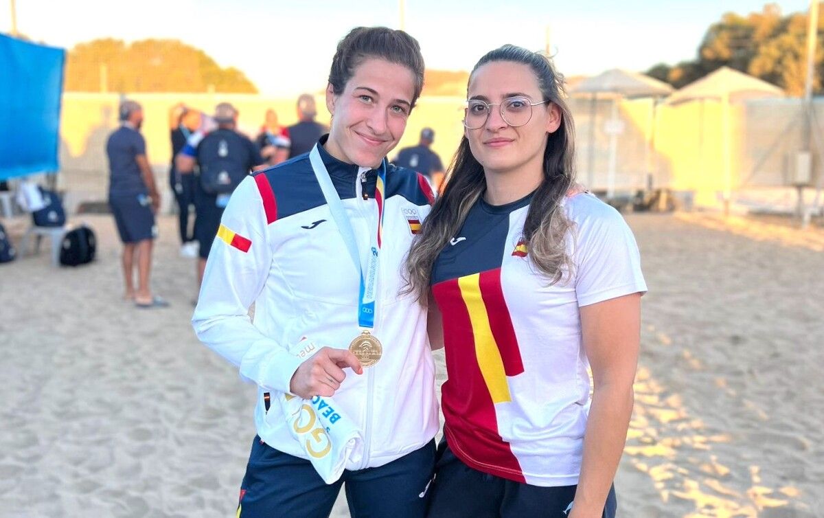 Lydia Pérez, con la medalla de oro conseguida en la lucha playa de los Juegos del Mediterráneo