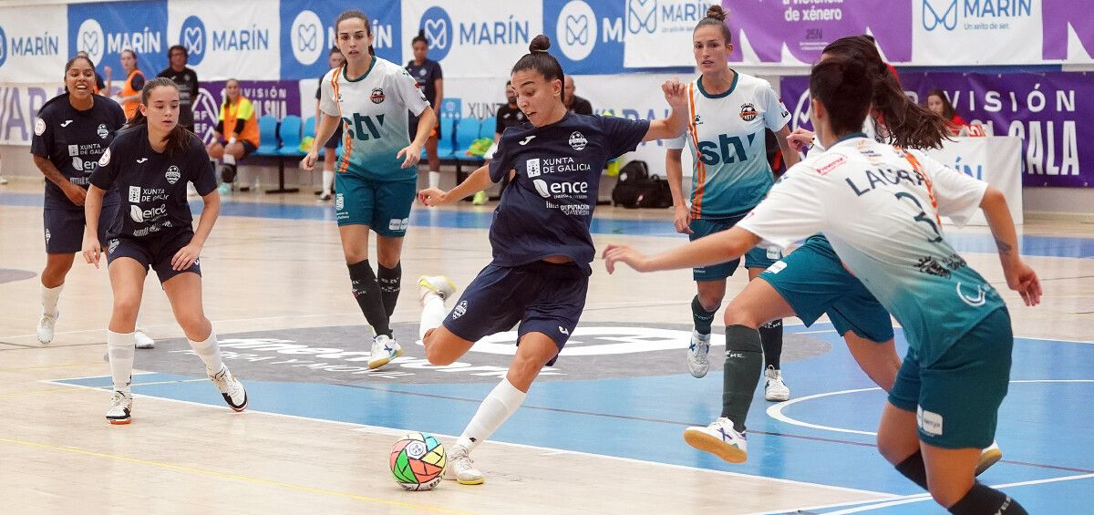 Partido de liga entre Marín Futsal y STV Roldán en A Raña