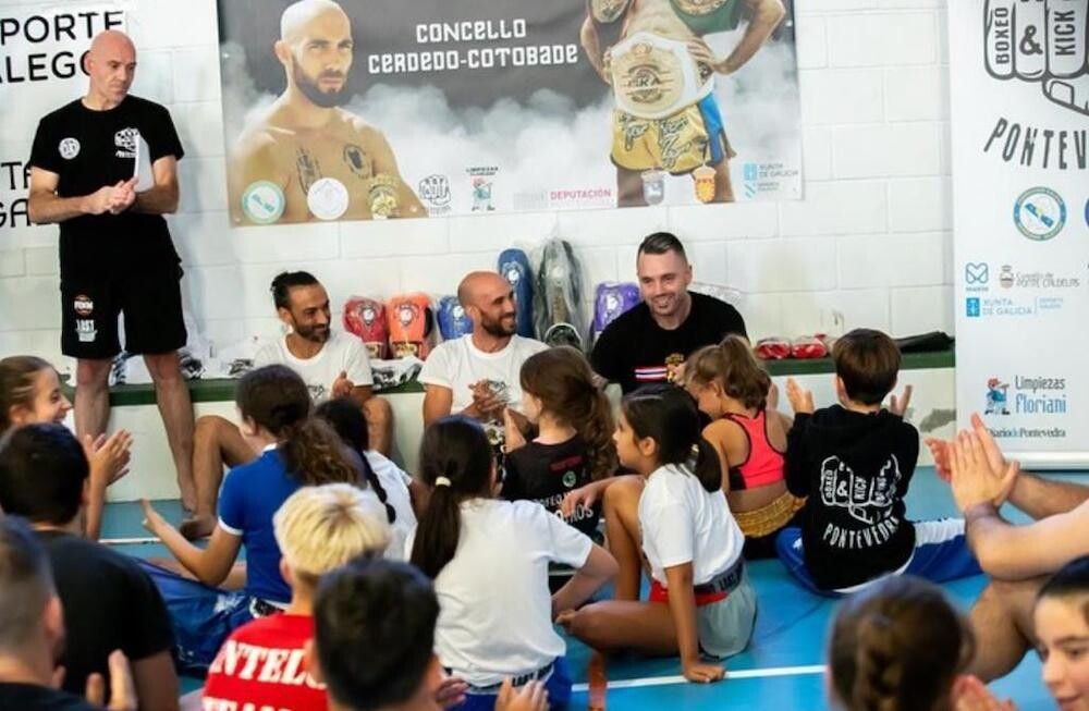 Master class de may thai con Carlos Coello en el pabellón de Tenorio