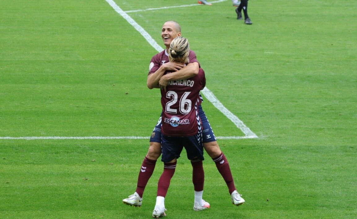 Rufo abraza a Valentín tras uno de sus goles en el partido entre Pontevedra y Langreo en Pasarón