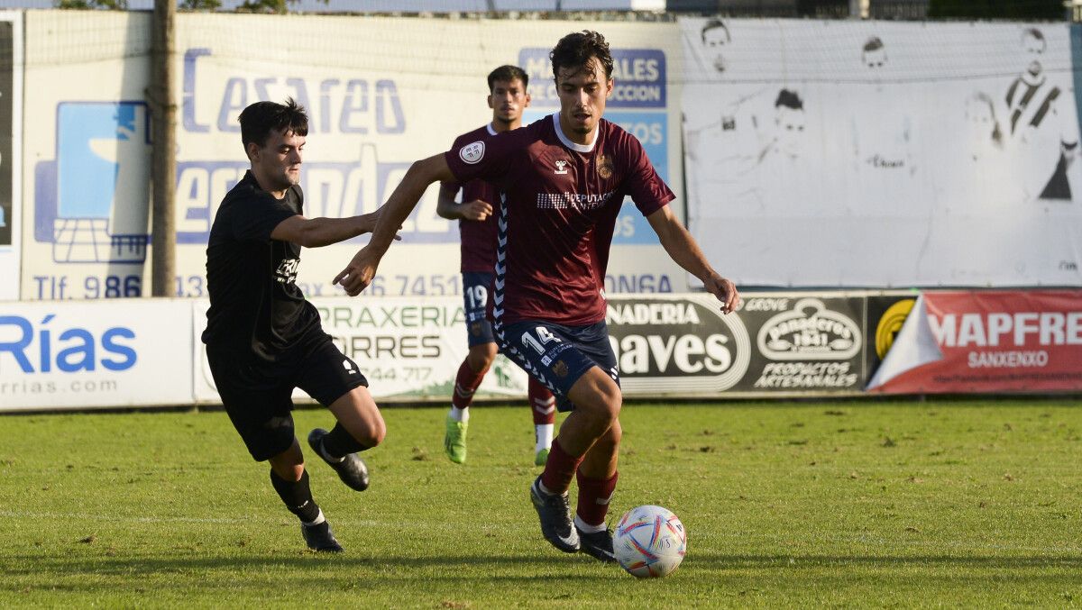 Samu Mayo, en el amistoso de pretemporada entre Villalonga y Pontevedra (1-4)