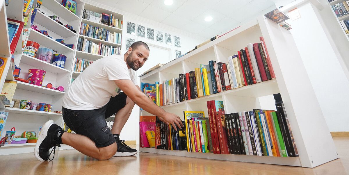 Ángel Cuñarro, responsable de Erebor Cómics, con los libros solidarios