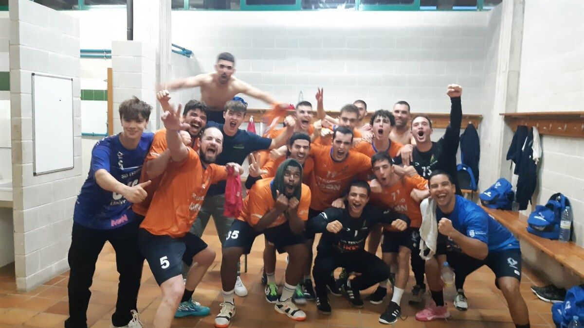 Los jugadores del Teucro celebran el triunfo en Bueu