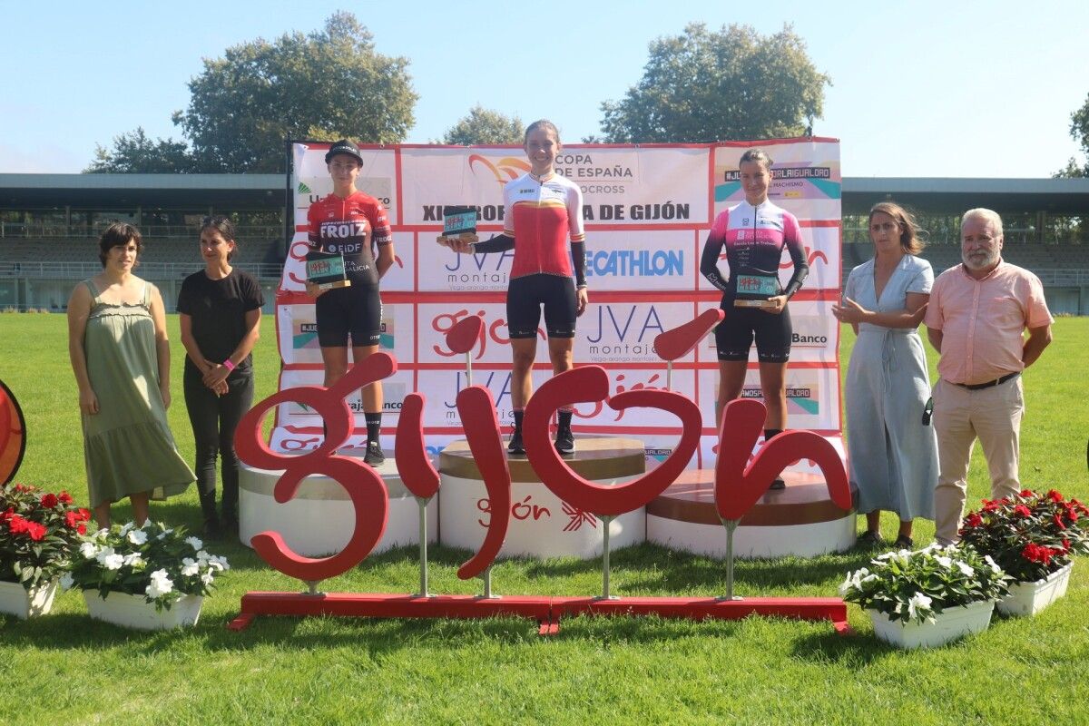 Lorena Patiño, Aroa Otero y Marta Estévez en el podio de la Copa de España de Ciclocross en gijón