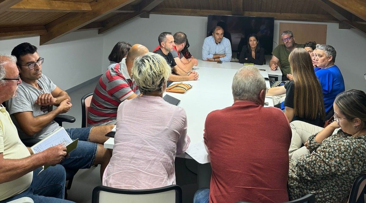 Reunión do alcalde de Poio, Ángel Moldes, cos colectivos que participan no Entroido