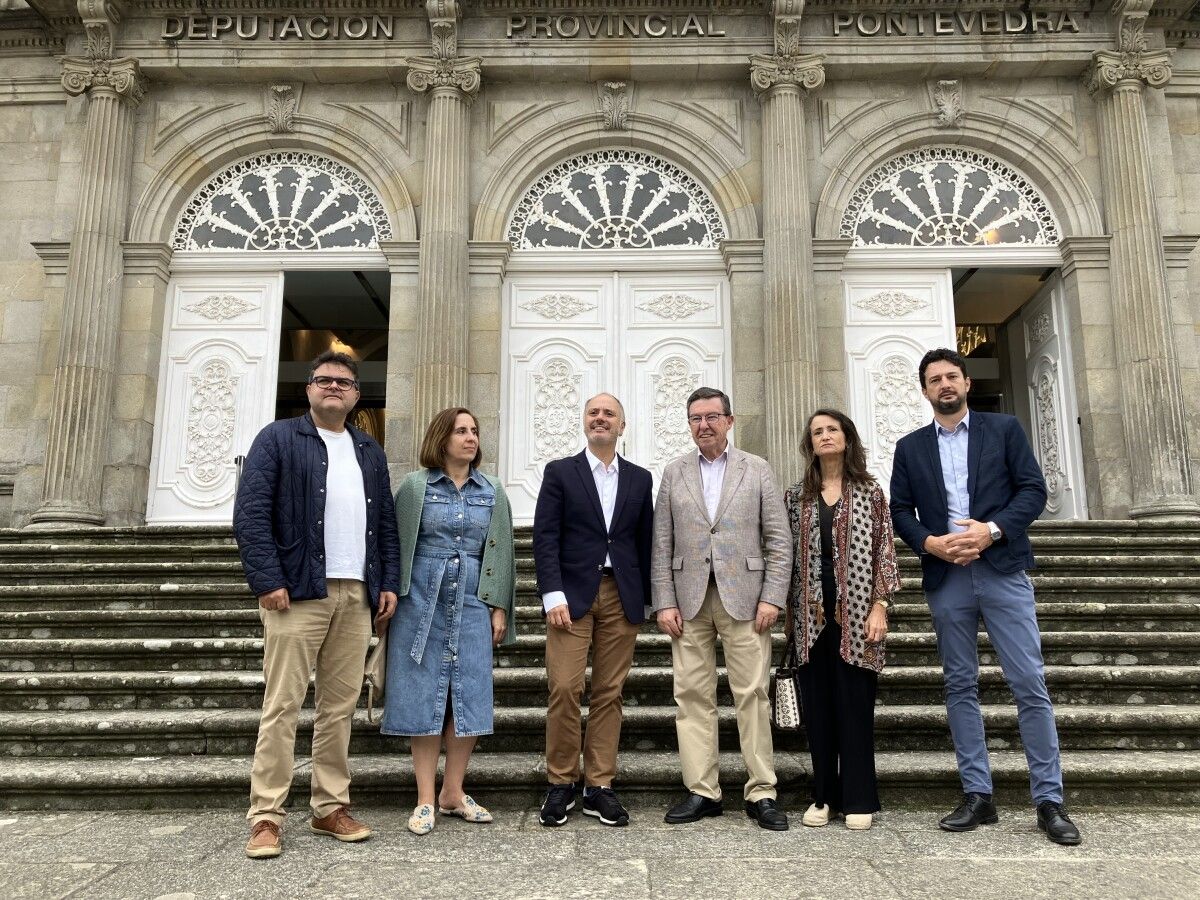 David Regades con diputados delo PSOE na escalinata do Pazo Provincial