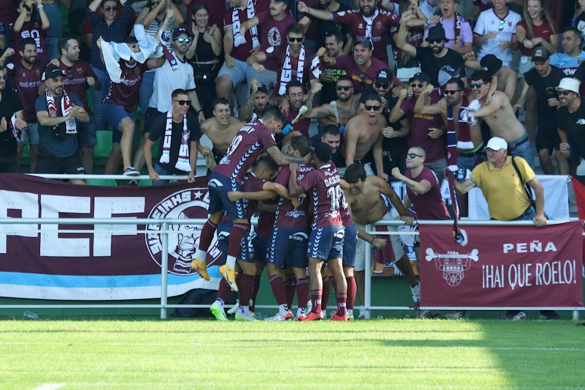 O Pontevedra celebra o 0-1 de Yelko no partido contra o Coruxo no Vao da tempada 23-24