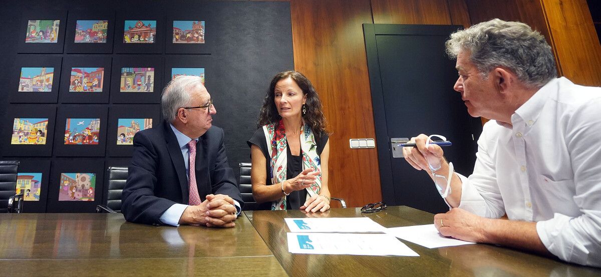 El alcalde recibe a Pedro Corsino y Saskia Aguado