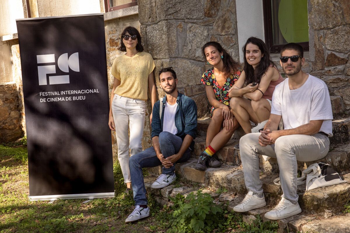 Isabel Peña con participantes en la I Residencia FICBUEU en Ons