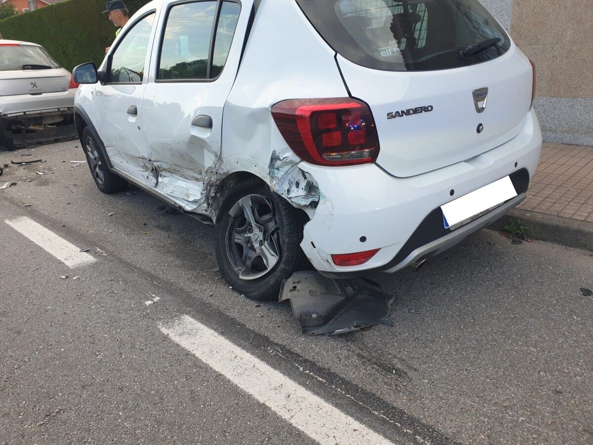 Así quedó uno de los coches aparcados