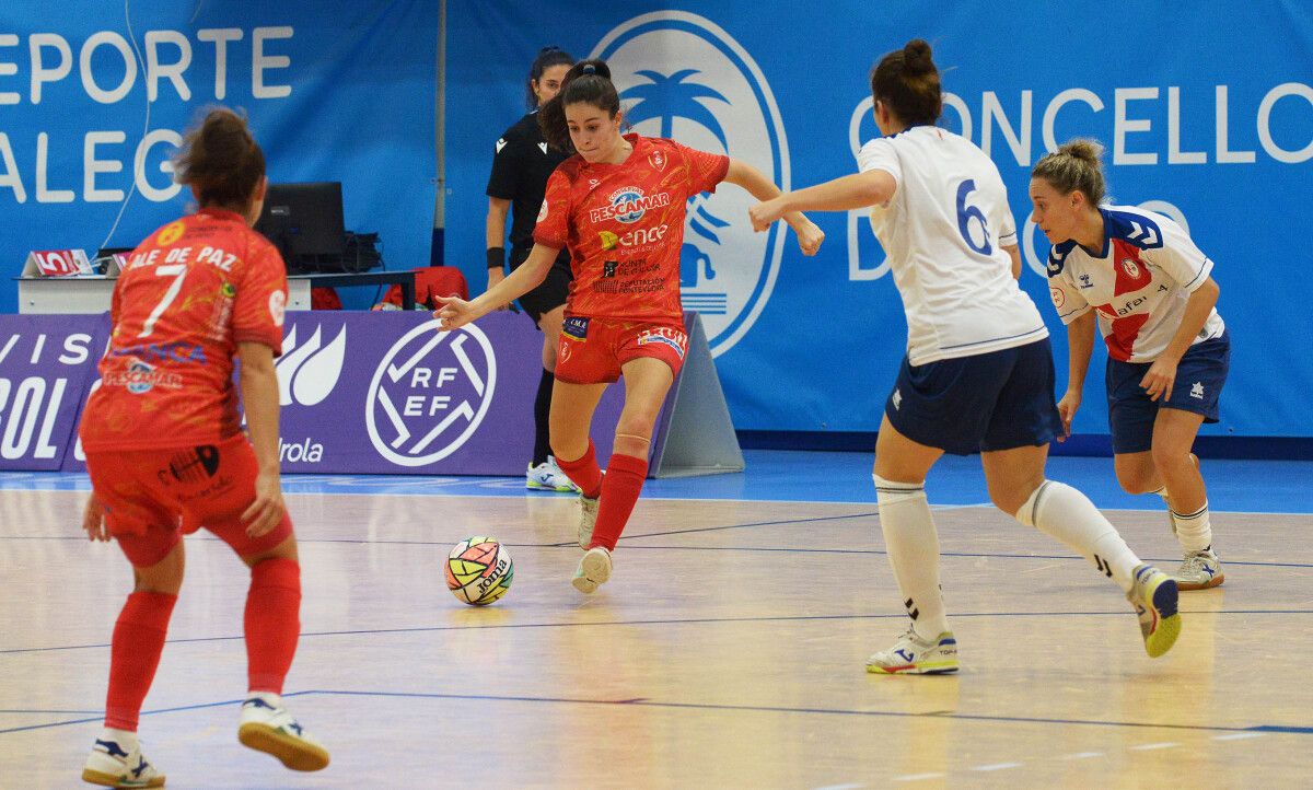 Partido de liga entre Poio Pescamar y Rayo Majadahonda en A Seca