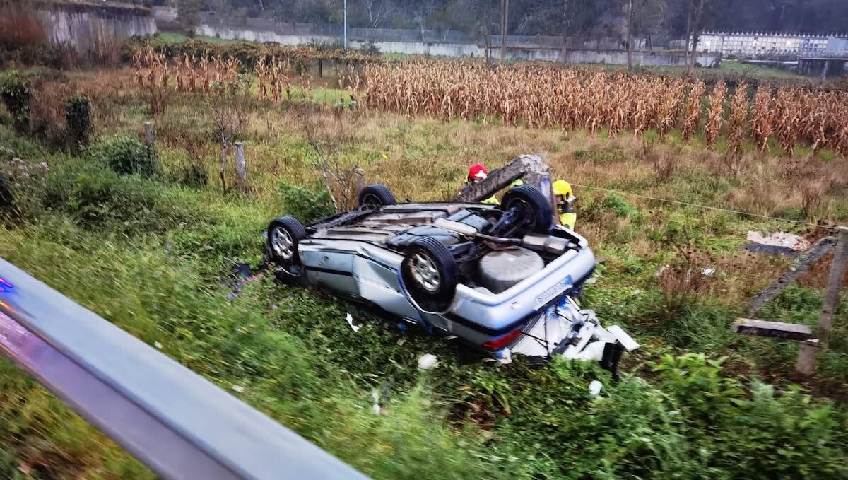 Coche que acabó en una finca tras accidentarse en la N-640