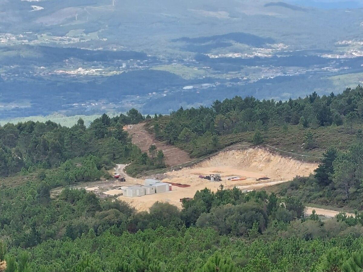 Obras de construcción del parque eólico en el Monte Acibal