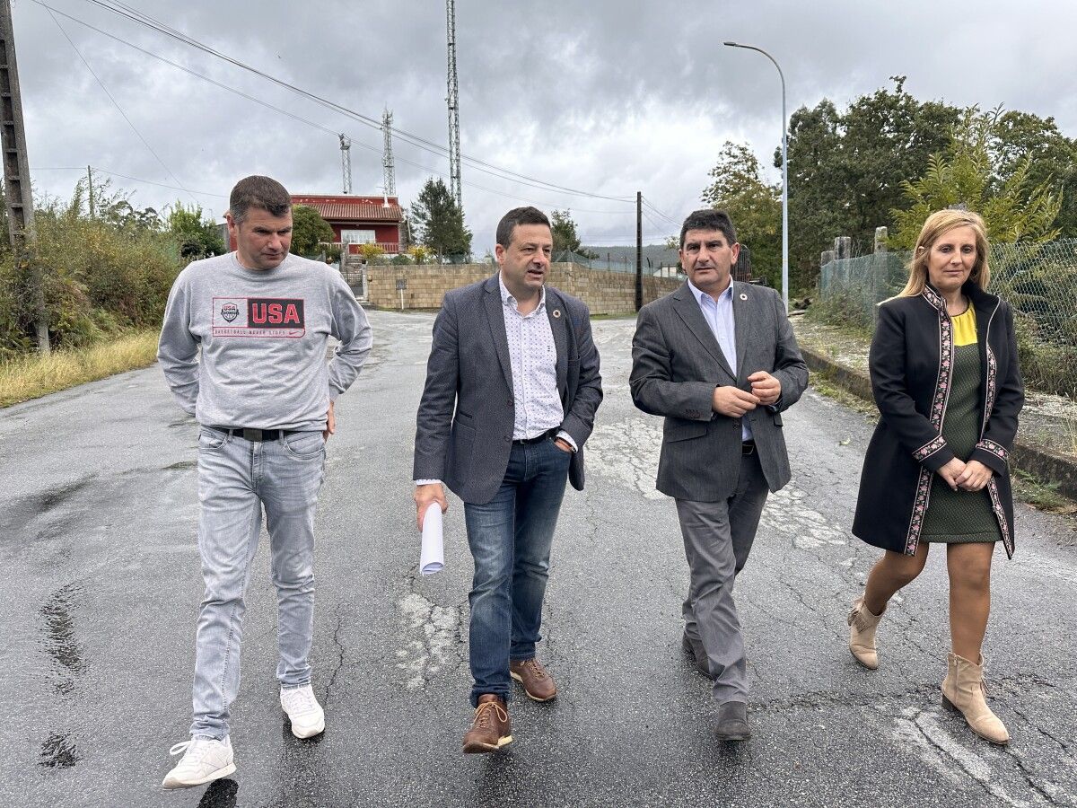 Manuel Campos, alcalde de Cuntis, habla con el delegado del Gobierno en Galicia, Pedro Blanco