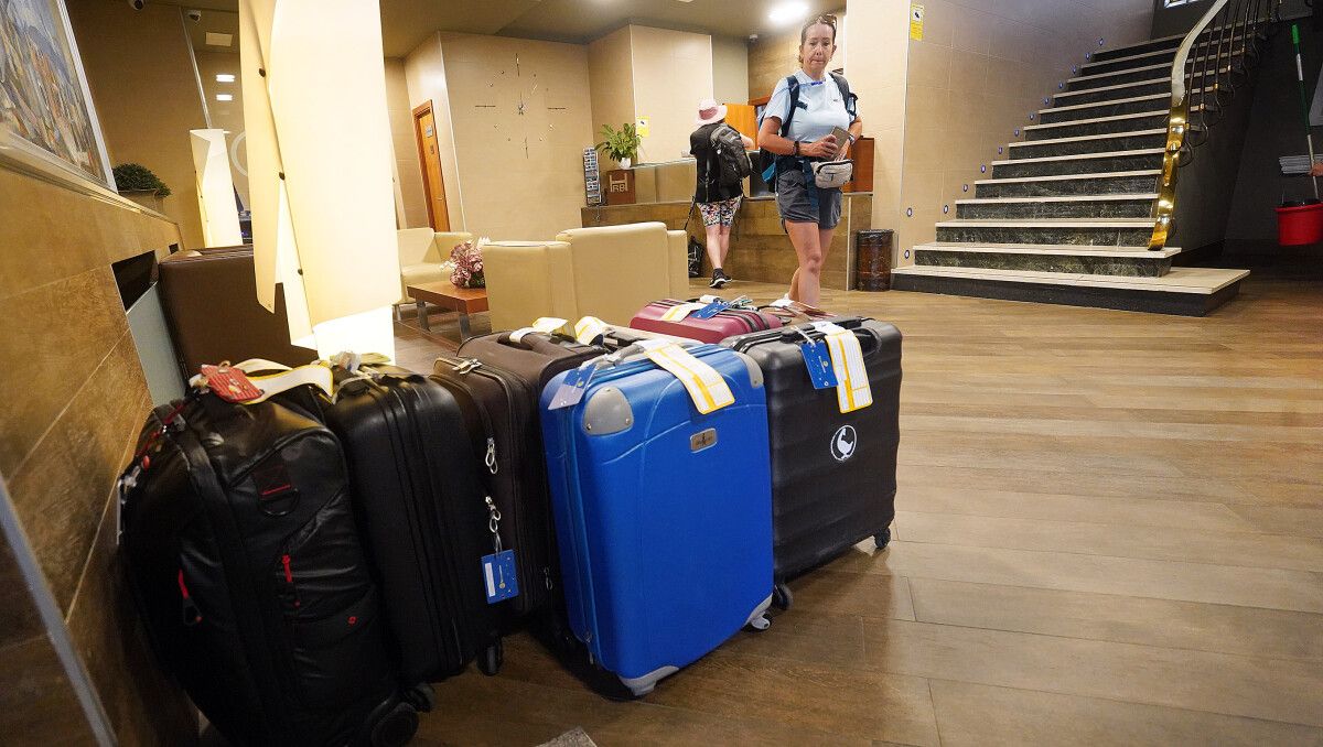 Maletas de turistas en la recepción de un hotel