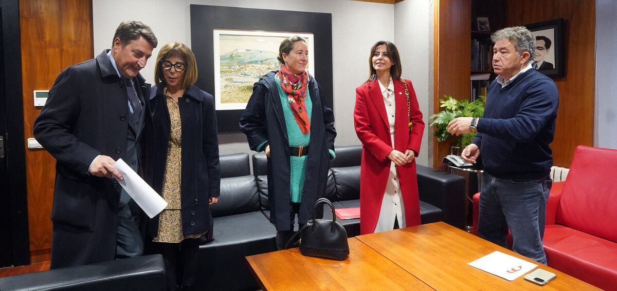 Reunión del Rotary Club Pontevedra (de izq. a dcha., Carlos Alonso, Esperanza Casal, Mariola Ramírez y Maika Solla) con el alcalde de Pontevedra