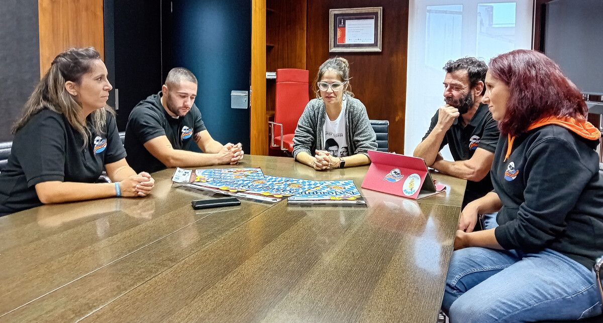 Presentación do Outubrofest 2023 (no centro, a edil Anabel Gulías e, á súa esquerda, Alberto Fernández, presidente do Pontevedra Rugby Club)