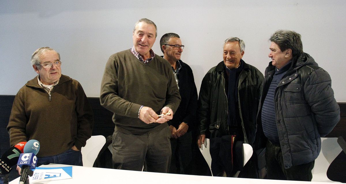 Directivos de la comunidad de montes de A Canicouva en la Casa das Campás