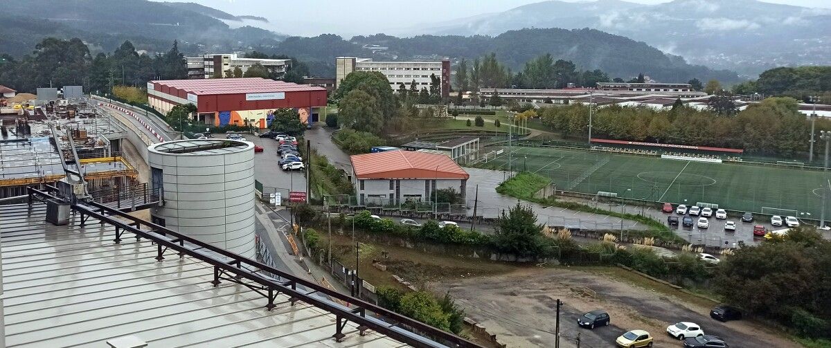 Vial que pasa delante de la fachada de Montecelo y espacio donde se instalaría el nuevo aparcamiento