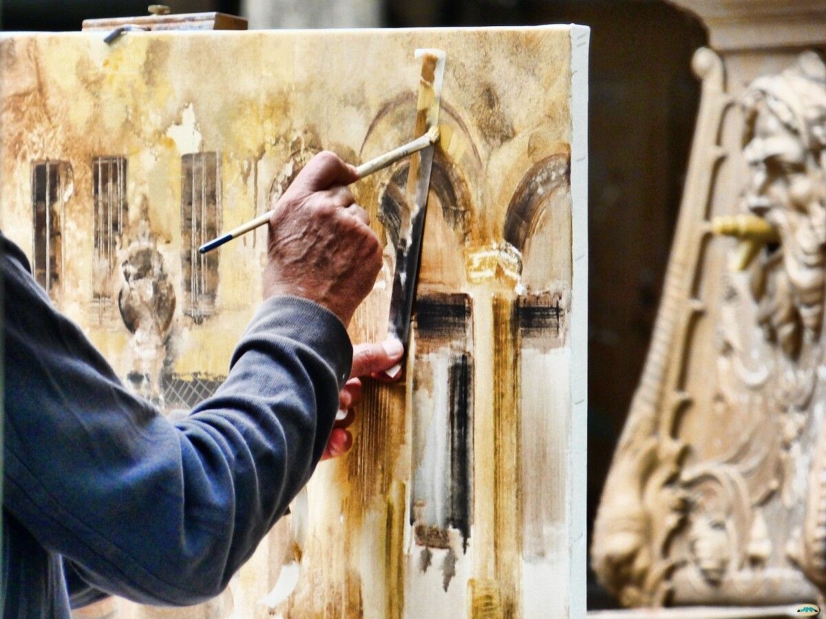 Una persona pintando un cuadro