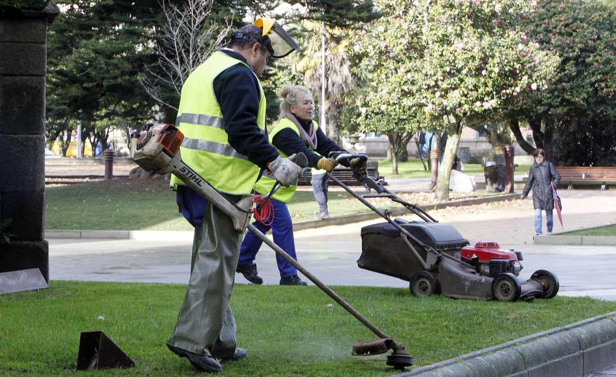 Trabajadores del servicio de mantenimiento de jardines y zonas verdes de Pontevedra