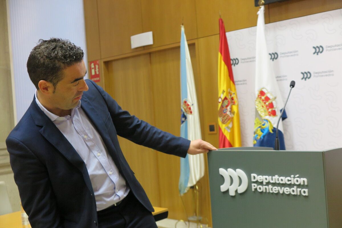 El presidente Luis López observa la nueva imagen corporativa de la Deputación de Pontevedra